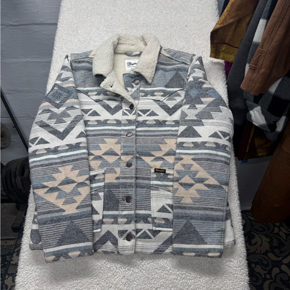 Wrangler Jackets & Blazers - Wrangler RN 130273 Sherpa-Lined Aztec Print Jacket - Gray & Cream, size medium